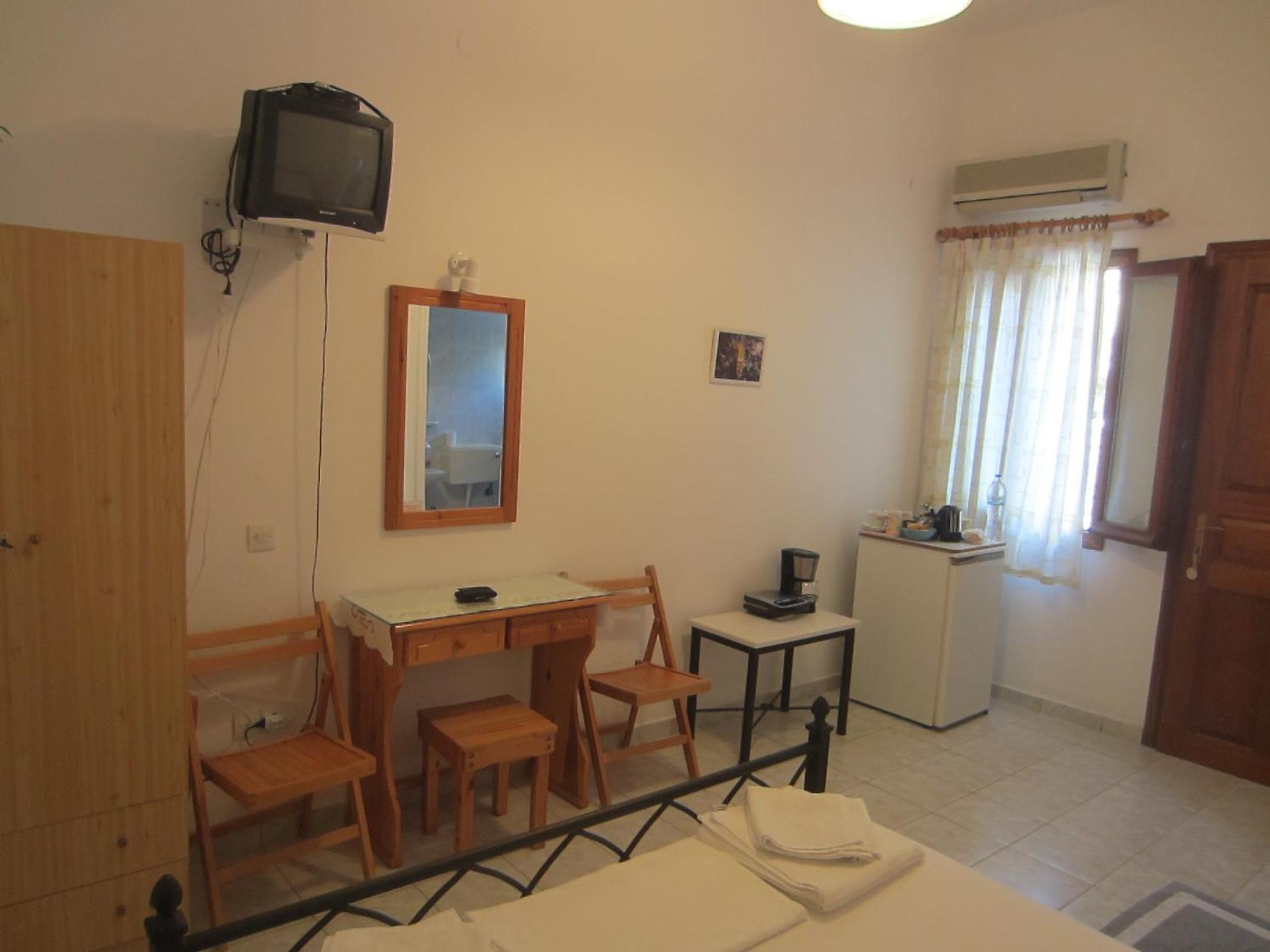 Katerina Apartments Triovasalos Bagian luar foto