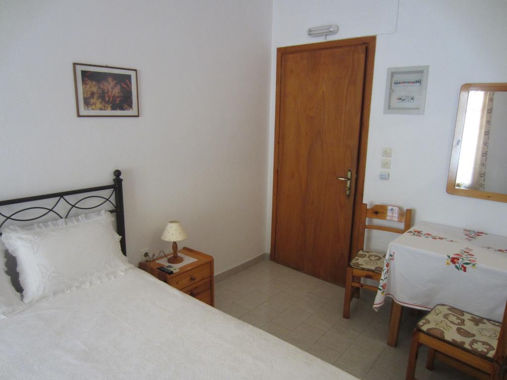 Katerina Apartments Triovasalos Bagian luar foto
